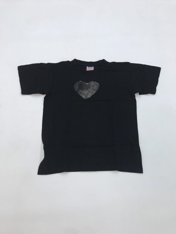 T-shirt noir coeur doré