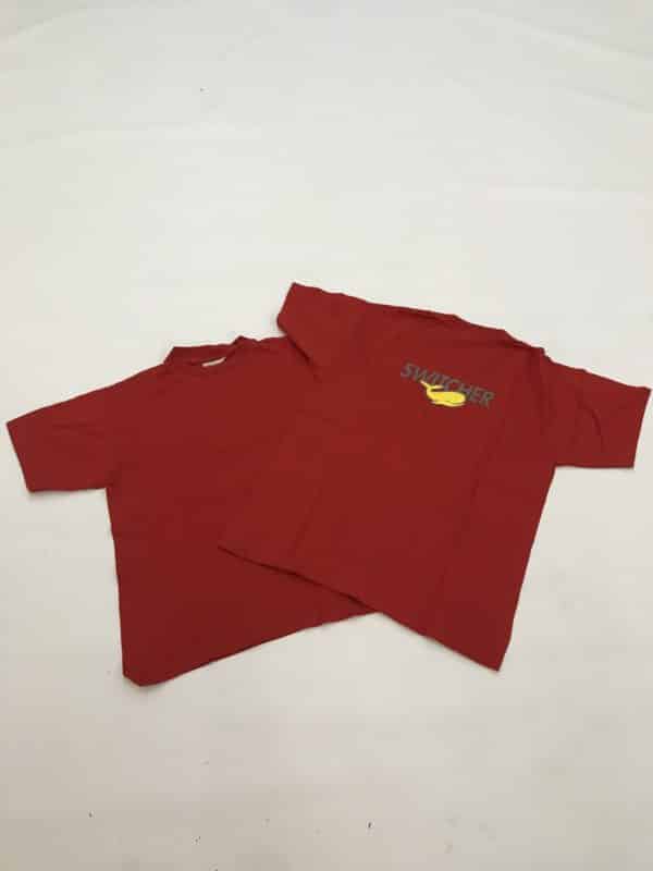 T-shirt rouge baleine jaune switcher dans dos