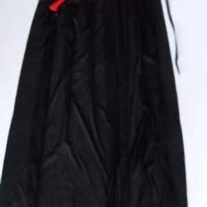 Capes noires à col rouge